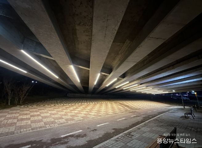 구갈 1교에 설치된 라인 조명.(용인시 제공)