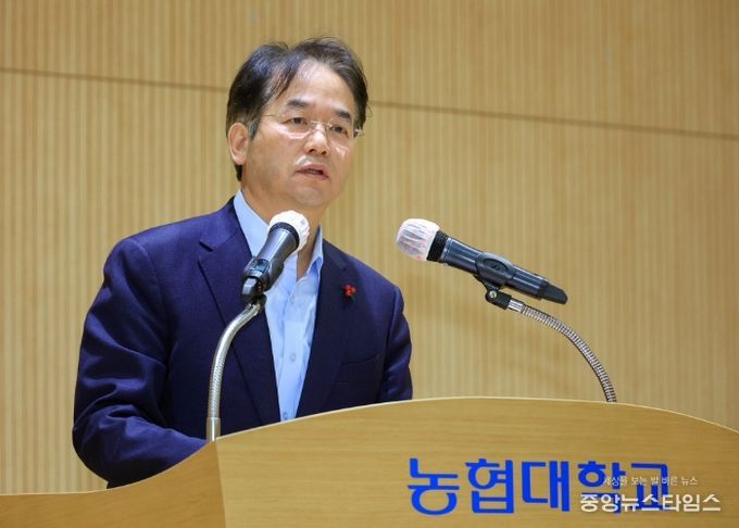‘2025년 고양시 신중년대학 상반기 개강식’에서 축사 중인 이동환 고양특례시장