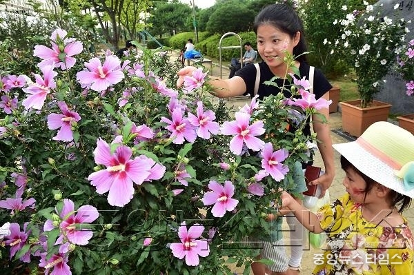 수원시, 다채로운 여름행사로 시민들 더위 식혔다_4 나라꽃 무궁화축제.jpg