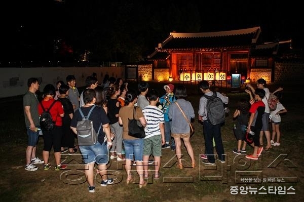 수원시, 다채로운 여름행사로 시민들 더위 식혔다_1 수원야행.jpg