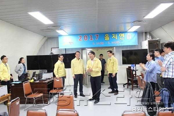 임병택 경기도의원 을지훈현 격려.JPG