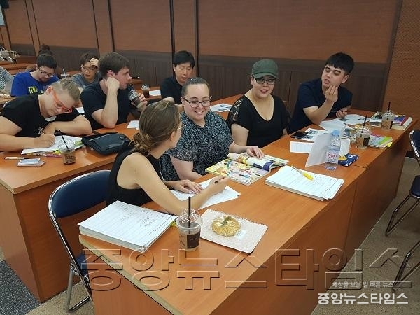 원어민 교사와 함께 하는 전화 영어회화교육1.jpg