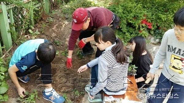 학교 텃밭 덕분에 아이들이 밝아졌어요.jpg