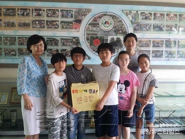 0825 능원초_학생자치회 희귀병 친구를 위한 희망모금(사진1).jpg