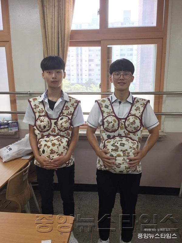 수원시 효원고 학생들 _임신부 체험_.jpg