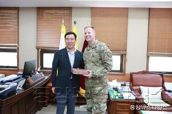 8-30-1험프리스 기지 사령관 평택시의회 방문 (2).JPG