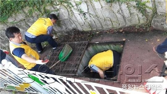 8-30-4 지산동 자율방재단 송탄근린공원 배수로 정비 실시.jpg