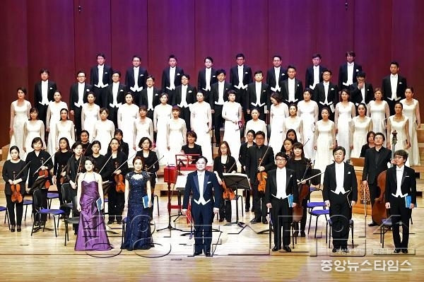 9월, 수원에서 _문화의 향연_ 펼쳐진다_자료사진3)수원시립합창단 공연모습(2016).JPG