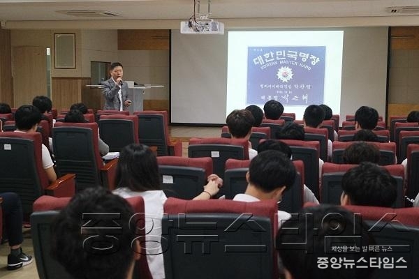 자신이 가장 좋아하는 일을 선택해 창의성을 발휘하세요.jpg