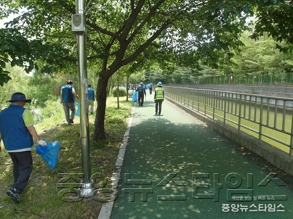 명예환경감시원 하천정화활동모습.JPG