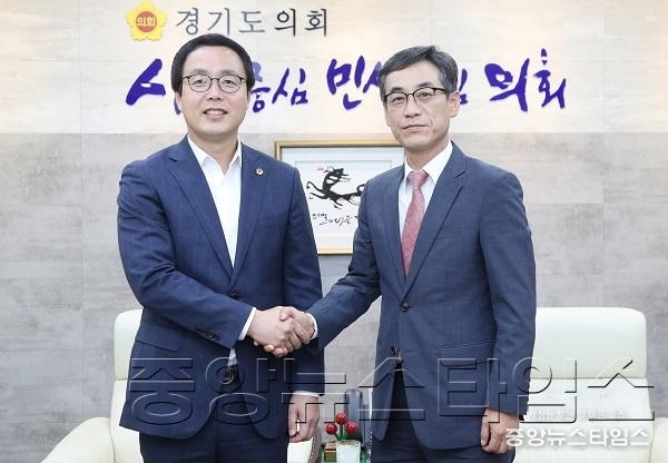 2017.9.4. 의장님 경기콘텐츠 진흥원 원장 접견 (8).JPG