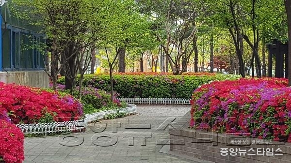 수원시, 민간 분야 조경관리를 위한 7대 정책과제 추진_5)정자동 꽃뫼버들마을 녹지 모습(민간조경 우수사례 1).jpg