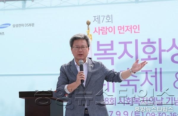 3-1. 제7회 사람이 먼저인 화성 복지화성 대축제에서 인사말하는 채인석 화성시장.JPG