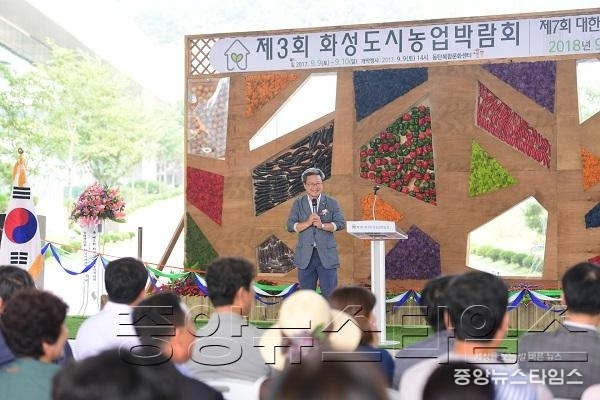 1-2. 인사말하는 채인석 화성시장.JPG