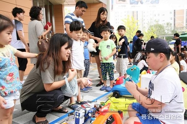 2-1. 아이들이 직접 만든 제품을 전시판매하는 사진 .JPG