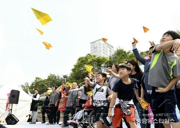 3-3. 복지화성선포식에서 슬로건 종이비행기 날리기 퍼포먼스.jpg