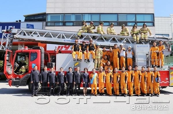 사본 -본서 앞 단체기념촬영1.jpg