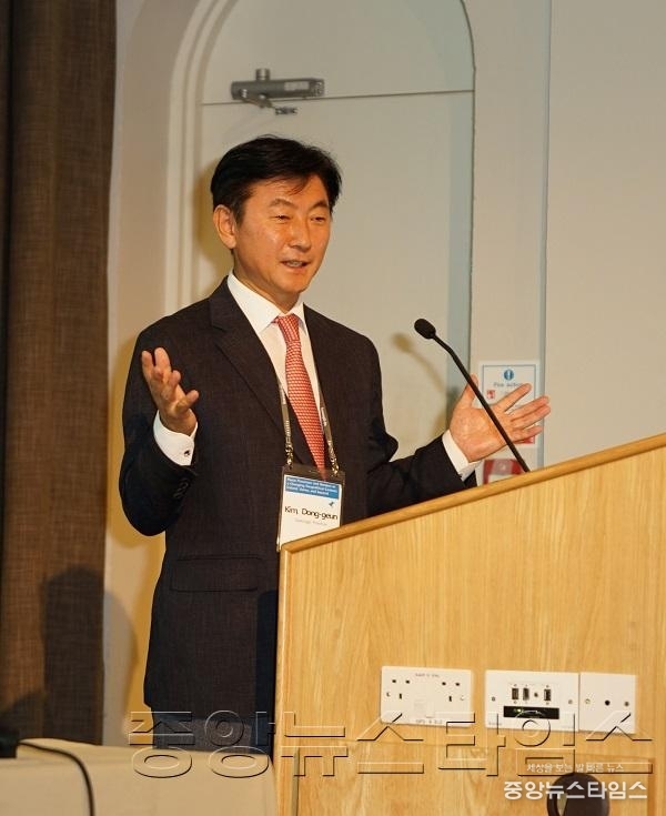 북아일랜드 학술회의2(김동근 부지사).jpg