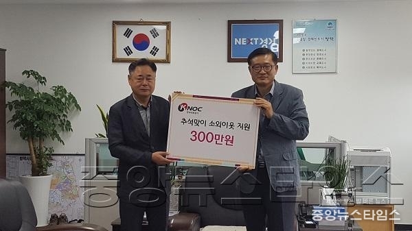 9-19-11 추석맞이 소외계층 상품권 전달.jpg