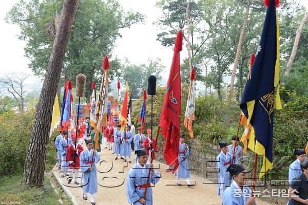 1-1. 2014 정조 효 문화제(왕릉어가행렬).JPG