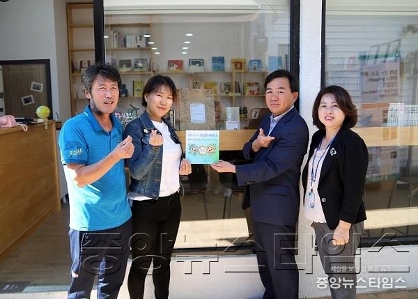 9-21-1 평택시 통복 청년숲 건강걷기 파트너 현판식 사진2 (1).jpg