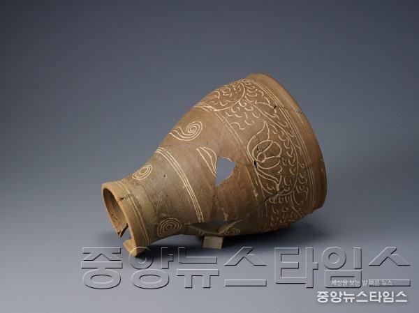 4.분청상감 연화당초문 장구, 조선, 15세기전반, 번천리 가마터 출토.jpg