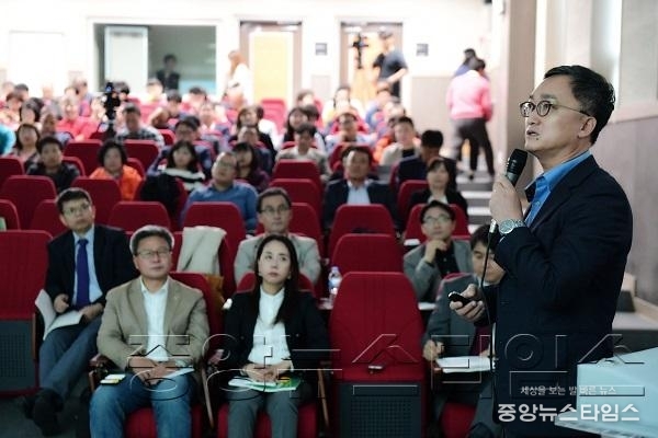 1-2. 미래 관광트렌드와 화성시 관광발전 전략을 발표하는 김창수 교수.jpg