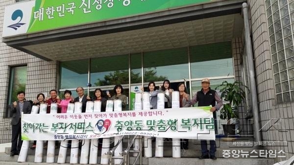 10-16-1 독거노인 매트전달 사진.jpg