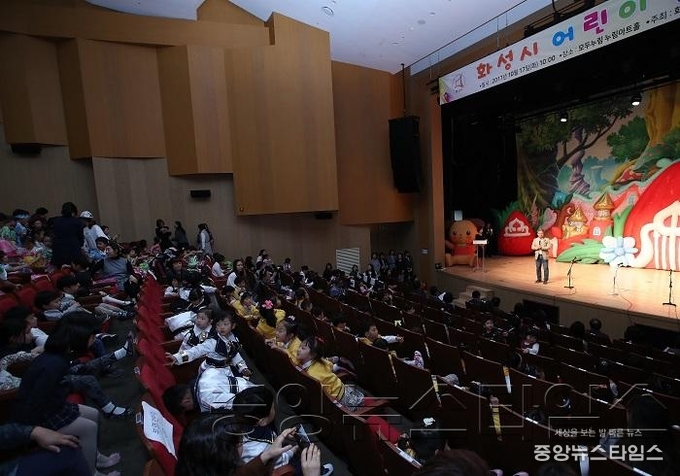 2-5. 화성시 보육주간 행사에서 채인석 화성시장 축사.JPG