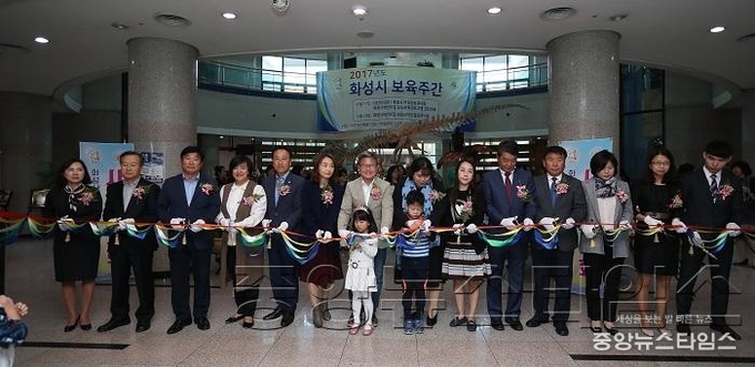 2-1. 행복한 생활사진전 테잎커팅식.JPG