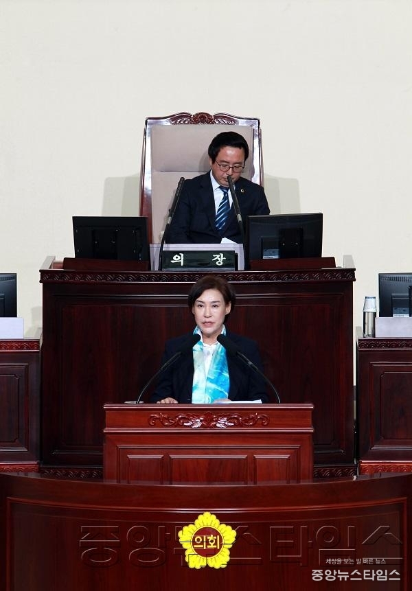 10.17이효경 의원, 축산농가의 항생제 남용 심각성 지적(5분발언).jpg