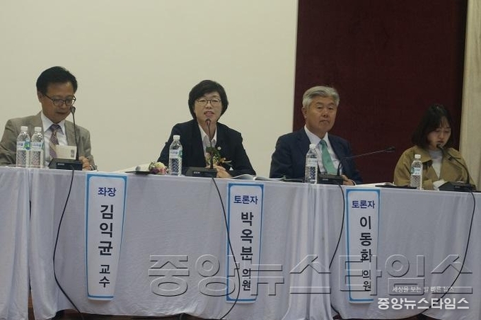171018 보도자료(위원장축사. 박옥분.이동화 토론회).JPG