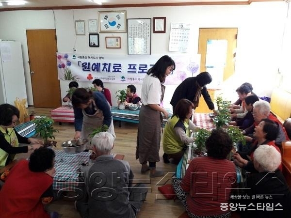 10-18-4 서정동 저소득계층 어르신 원예치료 프로그램 (1).jpg