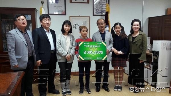 10-19-5 반지초등학교 기탁 사진.jpg