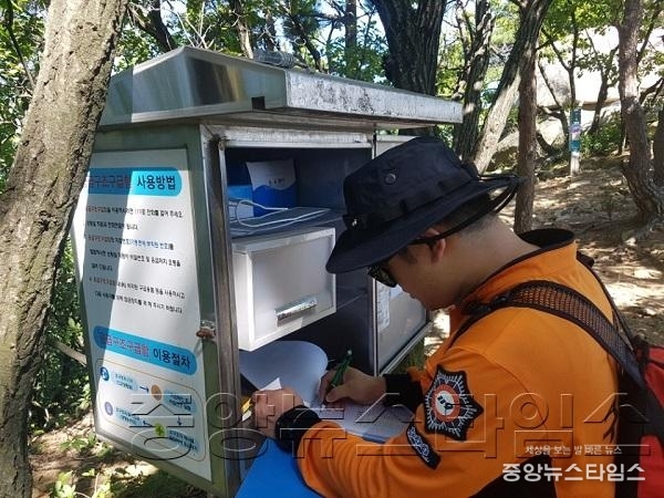 가을철 산행1(양주소방서 구조대원이 등산로에 설치된 구급함을 점검하고 있다).jpg