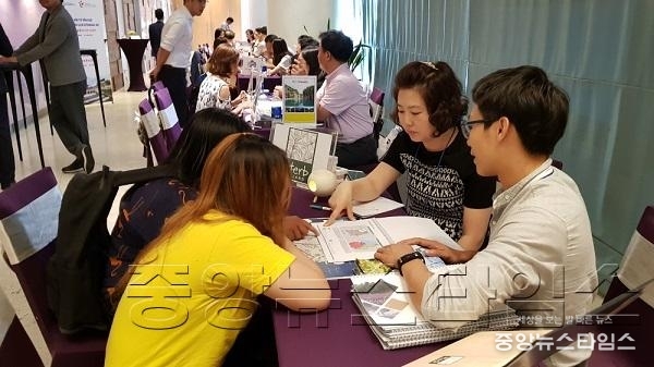 4.자료사진 - 올해 6월 베트남에서 열린 경기도마이스설명회 모습.jpg