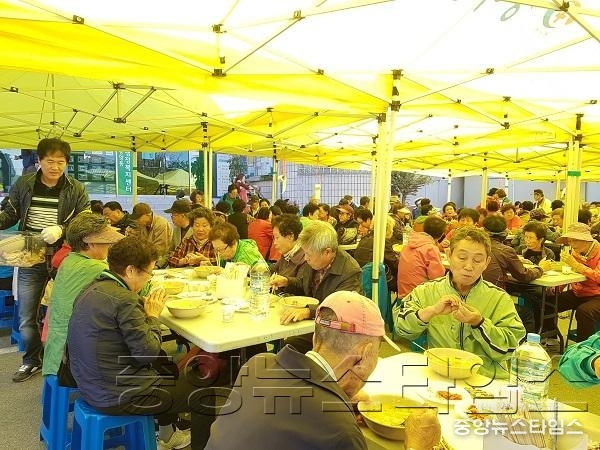 10-23-11 중앙동 어르신 삼계탕 대접 (1).jpg