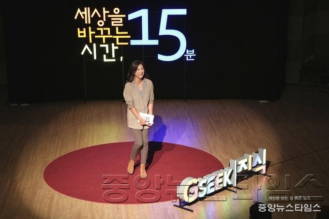 2.[보도사진] 배우 심혜진이 여행에서 느낀 공동체의 의미를 강연하는 모습.jpg