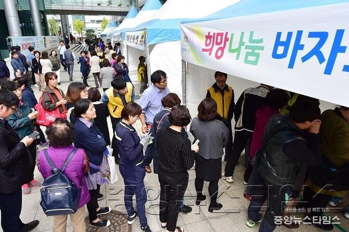 수원시, 이마트와 함께하는 _희망나눔 바자회_ 성황_2.jpg