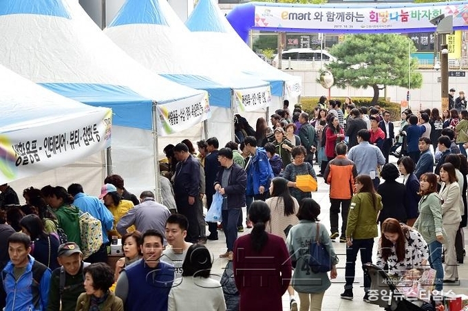 수원시, 이마트와 함께하는 _희망나눔 바자회_ 성황_3.jpg