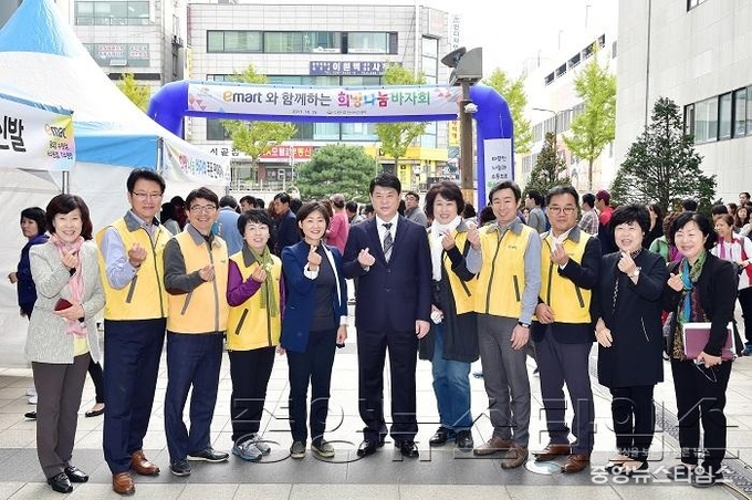 수원시, 이마트와 함께하는 _희망나눔 바자회_ 성황_1.jpg