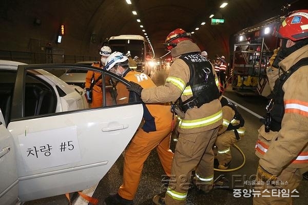 실제 상황을 가상한 구조훈련.JPG