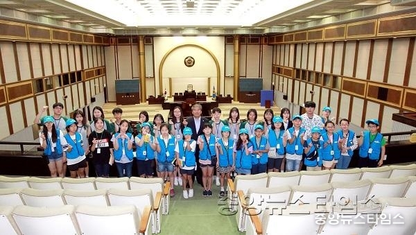 사본 -2018.08.17.송한준의장 꿈나무기자단 과 인터뷰 (174).jpg