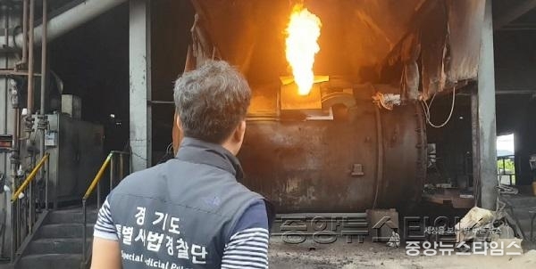 자료사진-방지시설을 통과하지 않고 대기중으로 오염물질 배출.jpg