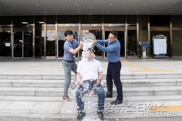 진용복 운영위원장 아이스버킷 챌린지 동참.jpg