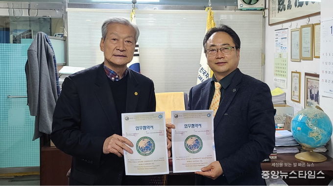 좌로부터 '(사)전국중고자동차 및 부품유통 수출입조합연합회' 정일수 회장, '△(INGO-WGCA)국제기구세계녹색기후기구오프라인상품등록세계지원본부' 천지득 집행위원장