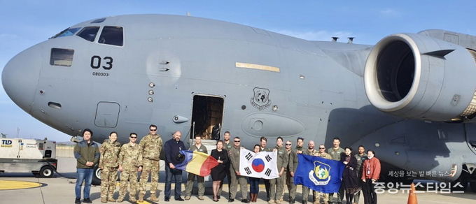 INGO-WGCA 천지득 위원장이 NATO 가입국가 중앙아시아에 긴급수송한 기념사진