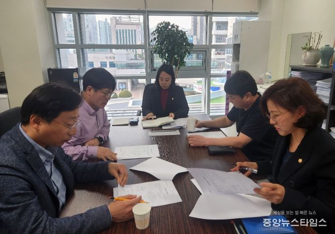 하남시의회 의원연구단체인 ‘하남시 의회발전 연구회’가 12일 첫 간담회를 갖고 올해 활동방향 등에 대해 논의하고 있다. 사진 왼쪽부터 오승철, 금광연, 오지연, 최훈종, 정혜영 의원. (사진_하남시의회 제공)