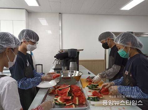 감일중학교 하남시감일종합사회복지관에 사제동행 봉사활동 (수박나눔)