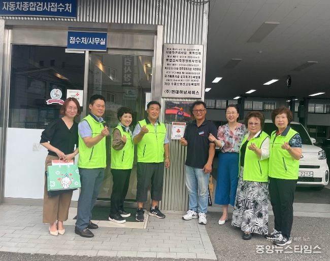 하남시 신장2동 지역사회보장협의체 천사릴레이 후원 사업장 두 곳 '착한가게' 스티커 전달